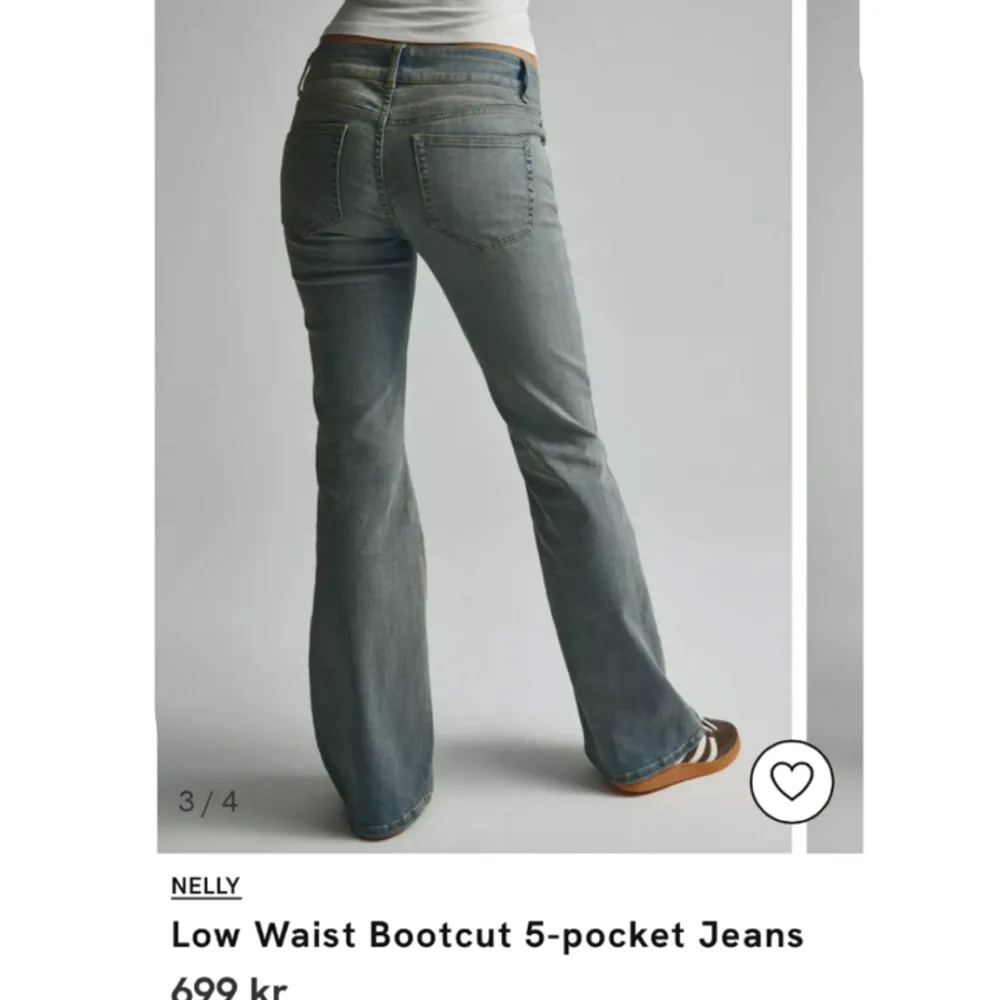 Helt oanvända jeans från Nelly. Orginalpris: 699kr Storlek M, men passar mig som bär storlek S.💗. Jeans & Byxor.