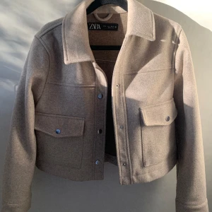 Beige Zara kappa🤍🫶🏼 - Kappan är i bra skick och är använd få gånger🫶🏼 Jag säljer denna kappa för att den tyvärr inte kommer till användning🫶🏼 Köpte den för 399kr men säljer den nu för 250kr🫶🏼🤍