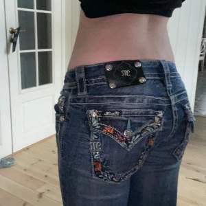 Jätte snygga låga vintage Miss me jeans i bootcut! Jag har sytt om dem själv💗Innerbensmåttet är 67 och midjemått 80cm. Dessa byxor passar för de som har både S och XS. Skriv gärna till mig för fler bilder💗