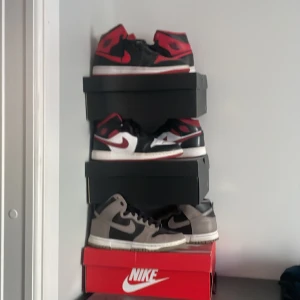 Jordans 1  - Jordan 1 mid storleken 42 1100kr  Jordan 1 mid storlek 39 1000kr  Dunk high storlek 40,5 1100kr