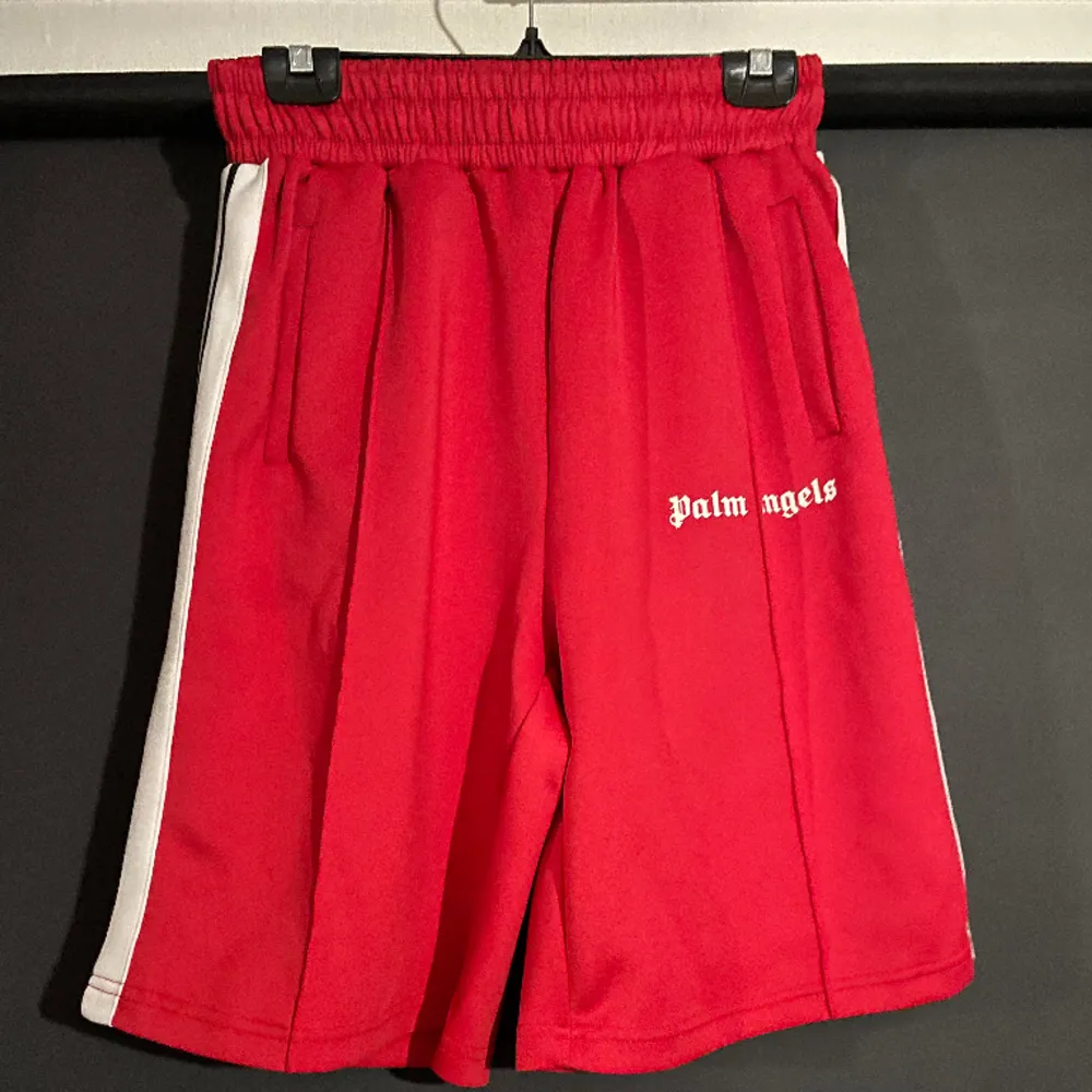 Palm Angels shorts Storlek M, använda ca 2-3 gånger, nyskick. Hör av dig om du gar några frågor😀. Shorts.