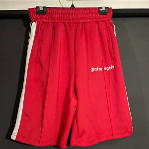 Palm Angels Shorts - Palm Angels shorts Storlek M, använda ca 2-3 gånger, nyskick. Hör av dig om du gar några frågor😀