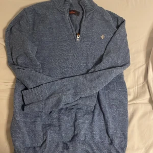 Morris half zip - Säljer min morris halfzip, helt ny! Säljer den då den är förstor. Passar L, 180-190 cm enligt mig. Nypris 1600, cond(10/10) Kan gå ner o pris vid snabb affär 
