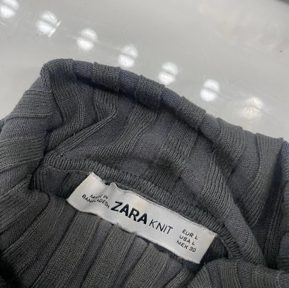 Fin mörkgrå polokragetröja från Zara i storlek L men väldigt liten i storleken så passar mig som har xs/s, stretchigt material. Inte kommit till mycket användning alls drf säljs den💞. Stickat.