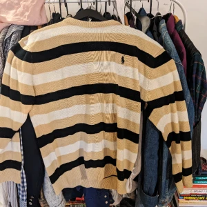 Ralph lauren vintage tröja - Ralph lauren tröja sydd i USA storlek Large väldigt true to size, osäker när den producerades men riktigt bekväm o bra kvalitet in my opinion wn favorit, men pengarna ska in! Hojta för mer info eller bild! Mvh