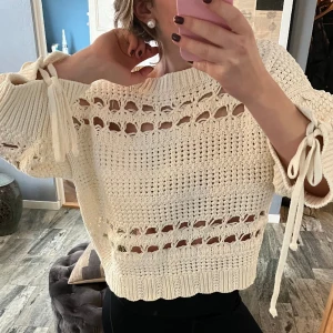 Stickad blus ZARA - Säljer denna unika stickade blus från ZARA då den inte kommer till användning. Super fin till vår och sommar med ett par jeans/shorts/kjol. Påminner om isabel marant 2014 🫶🏽