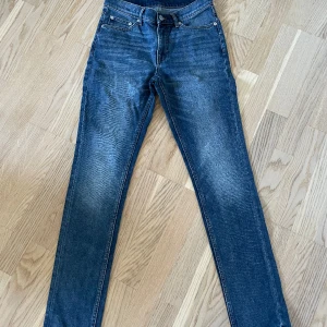 Cheap monday jeans - Tror modellen heter Sonic Daily Blue.  Oklart om det är herr- eller dam-modell. Jättefint skick!  Lite avsmalnande ben, inte helt raka   W28/L32