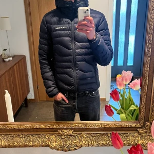 J.lindeberg Jacka - Skitsnygg dunjacka från j.lindeberg, skick 8/10. Nypris 2000 mitt pris 450 Skriv för mer bilder