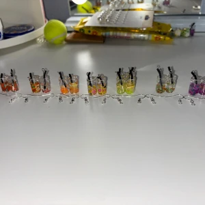 Boba Berlock som örhängen - Dessa är örhängen som jag gör själv. Ni bestämmer själva vilken färger ni vill ha. Men det finns bara de färger som är med på bilderna. Dessa är aldrig använda. Skriv till mig om du undrar något. OBS! När du köper denna kommer du endast köpa ett par!