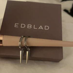 Loop örhänge med nitar  - Snygga örhängen med nitar och svarta stenar. Från Edblad.  Nyskick inga defekter