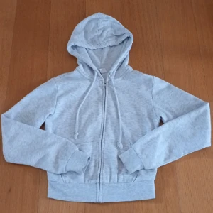 Hm hoodie/sipptröja - Super fin grå hoodie/sipptröja från hm. Skriv om ni har några funderingar.⭐️ 