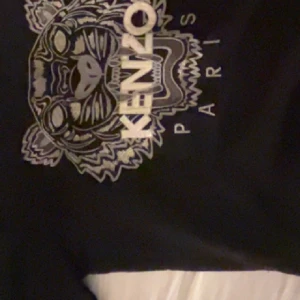 Kenzo tröja - Äkta Svart kenzo tröja i storlek XS(passar mer som en S) Skicket är väldigt bra, om du har fler frågor eller funderingar så är det bara att skriva!