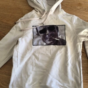 Limitato Hoodie - Säljer min limitato Hoodie eftersom att den blivit för liten     Har nästan aldrig använt den så den är i princip i ny skick     Storlek S