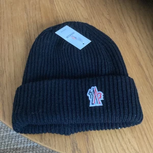 Moncler mössa - Moncler mössa väldigt varm och bra för vintern och våren