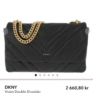 Äkta DKNY väska, köpt på zalando för något år sedan, sparsamt använd inga deffekter. Svart mer guldkedja. 