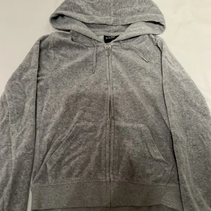 Juicy Couture Tröja - Juicy Couture huvtröja i färgen Silver Marl. Ny pris för tröjan är runt 1300, tröjan är i bra skick och ser ny ut🥰😄 