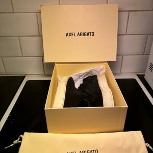 Axel arigato sko - Storlek 39 men passar även 40  Låda och påse ingår Skick 6,5/10