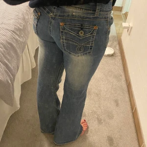 Angels jeans  - Lågmidjade Bootcut angels jeans🩷🙌 köpta i usa och sitter super snyggt. Jätte snygga detaljer på rumpan! Jeansen är en storlek ”size 9” och passar mig. Jag är 170 cm och brukar ha 32 i längd för referens