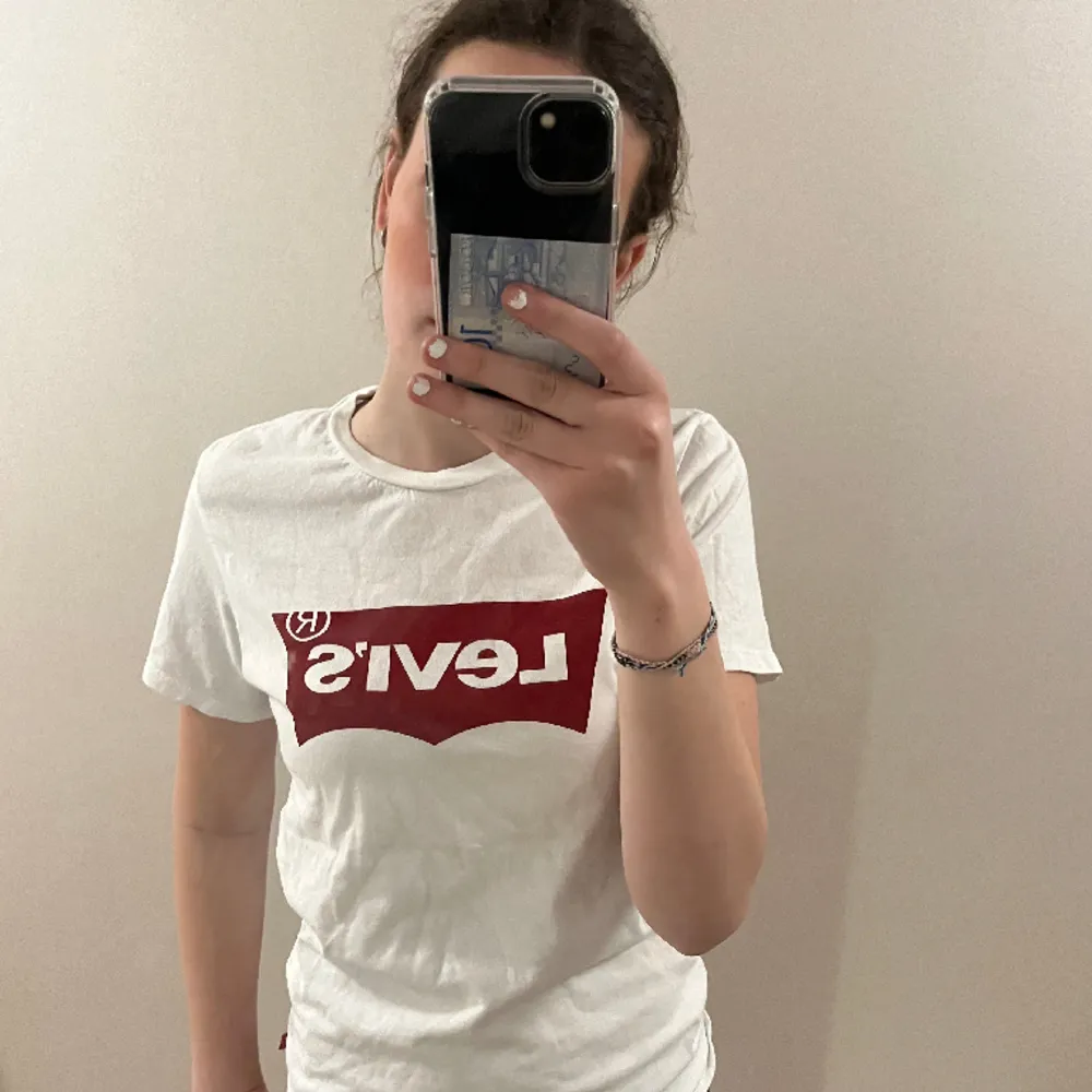 En t shirt från Levis som inte kommer till användning, det inga slitningar💗. T-shirts.