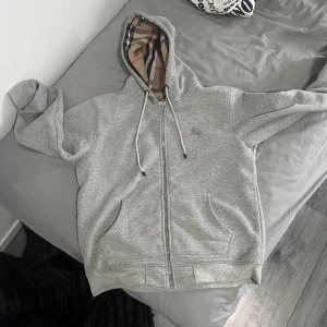 Burberry hoodie  - Säljer den för den passar inte mig 