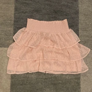 Rosa volang kjol - Ljus rosa volang kjol från lindex. Använd antal gånger, kontakta mig privat vid frågor eller intresse 💗