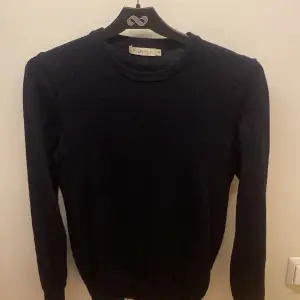 Säljer nu min 100% merinoull crewneck från suitsupply då den är för liten, nypris ligger på 1100kr