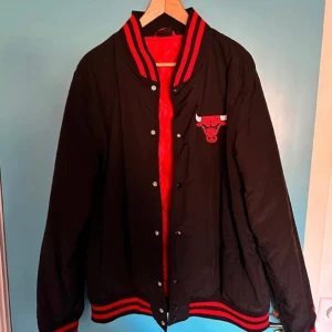 New era NBA Chicago Bulls - Collage jacka från märket New Era i storlek XL, aldrig använt. I princip ny utan prislapp. Köpt på JD. 