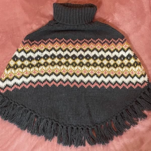 Stickad poncho med polokrage - Jag har inte använt den ett enda gång, jag fick den som en present men den passade mig inte så bra. Jätte bra kondition. Orginal priset: 200 SEK. 