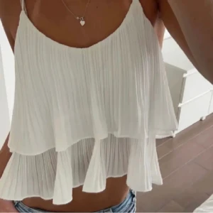 Volang topp - (Första bilden är lånad) Jätte fin och eftertraktad volang topp från bikbok!💖pris kan diskuteras!