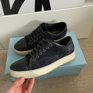 Lanvin skor  - Säljer ett par Lanvins! Storlek UK 6 men är stora i storleken! Extra skosnören kommer med vid köp!  Hör gärna av dig om du har frågor!