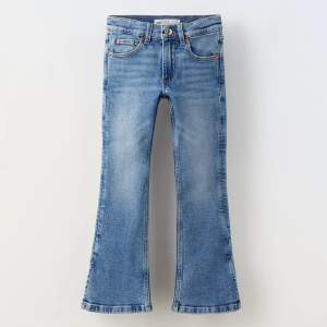 Säljer dessa utsvängda jeans från zara!🌟🌟Passade mig bra när jag var 155cm lång!  Storlek: 13-14  (Säljer i samma modell i flera färger)
