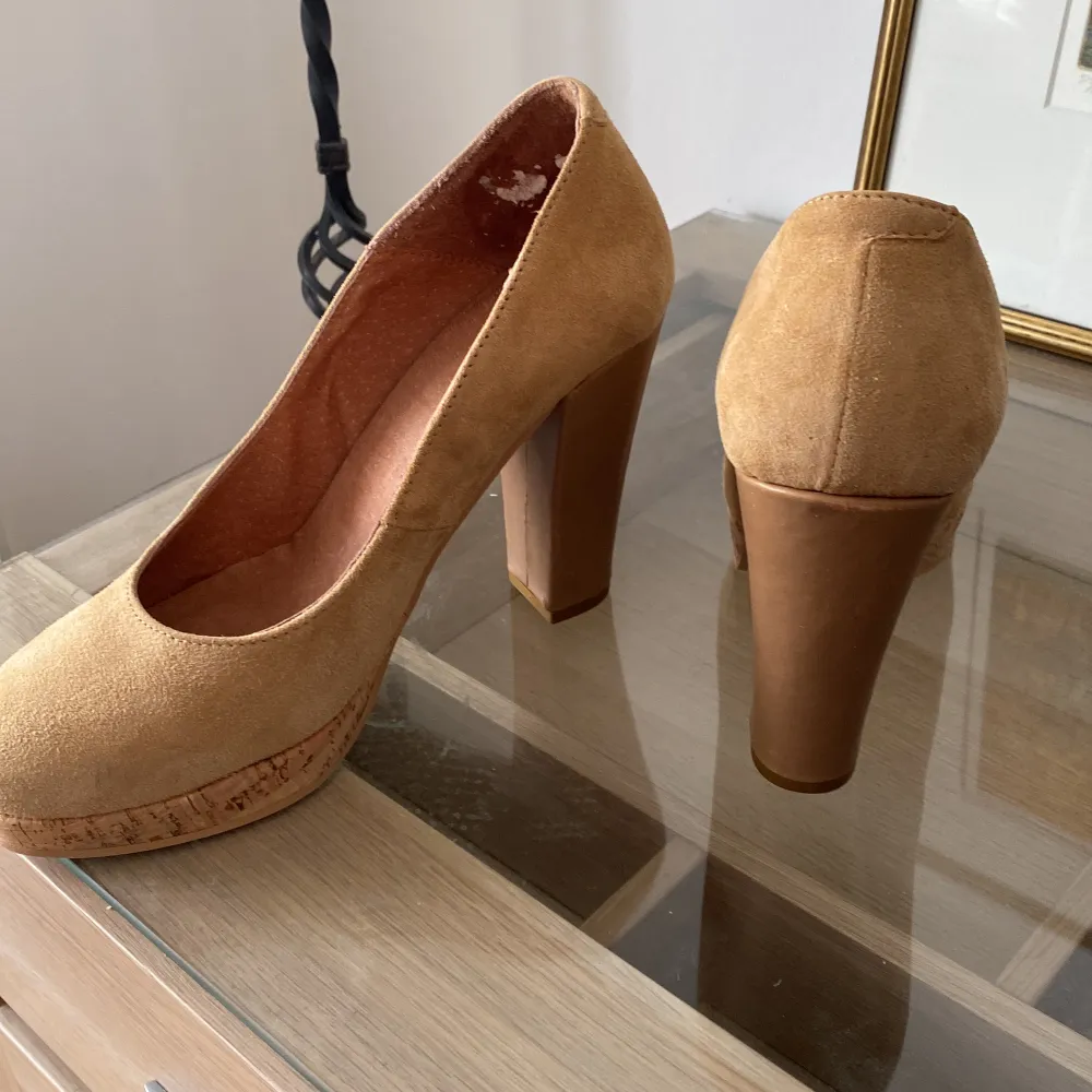 Såå dina klackar från samsœ. Ljusbruna i mocka matrial,klacken är 11cm lång och skon är i storlek 40. Köptes på rea för några år sedan för 900kr. Dom är helt oandvända men utan prislapp. . Kengät.