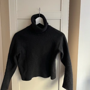 Ganni merino ull med polo - Fint skick, storlek M men skulle mer säga en xs