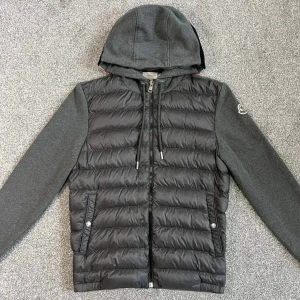 Moncler Cardigan - Säljer nu denna asfeta 100% äkta Moncler cardigan i storlek S som passar perfekt nu till våren. 