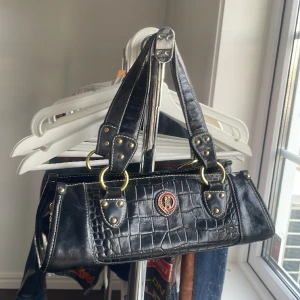 Roberta Di Camerino väska - Original köpt för några år sedan men har bara inte använts. Ena rämmen är lite torr men inte så farligt. Orginalpris runt 7000kr. Priset kan diskuteras vid snabb försäljning. 