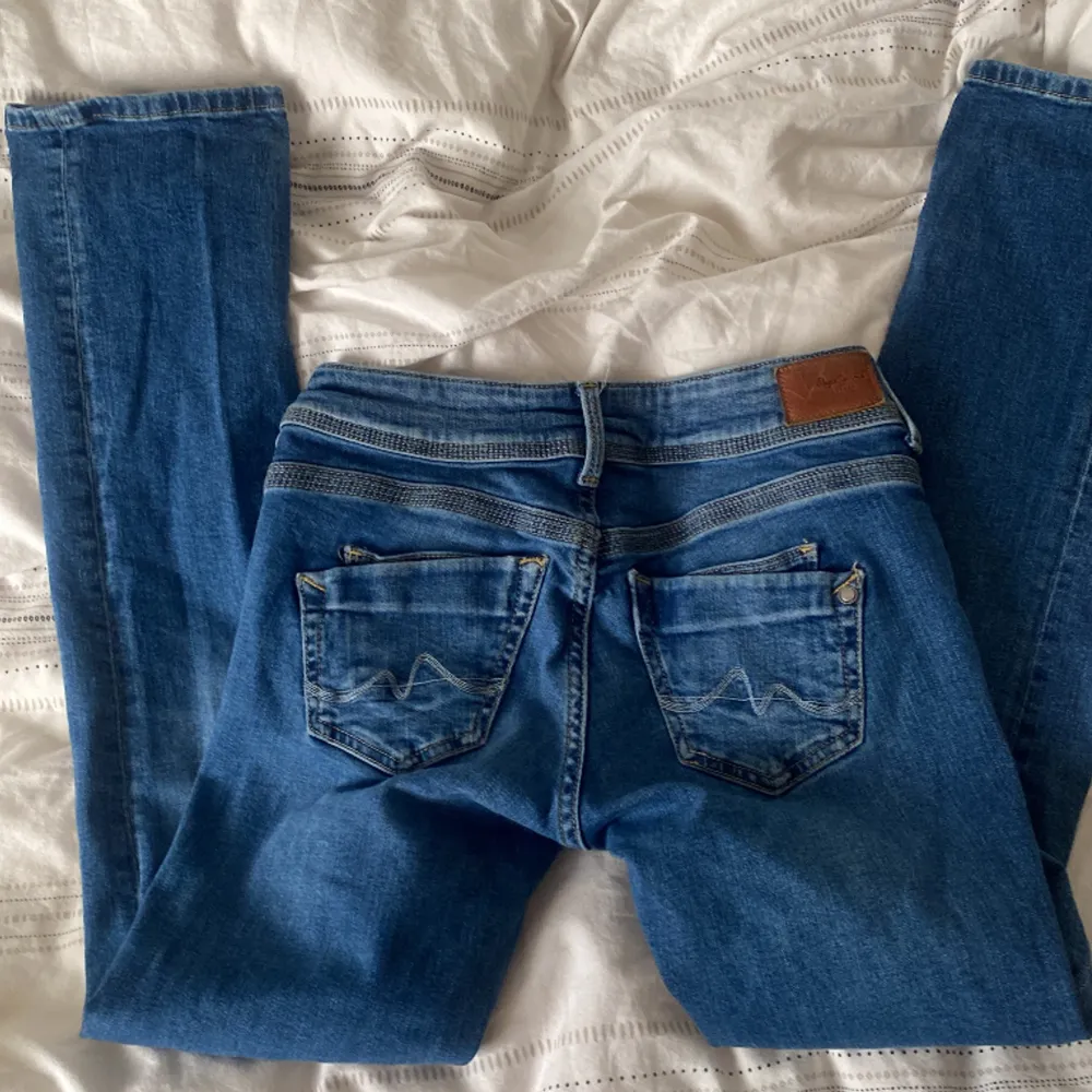 Pepe jeans ”25/30HOLLY” straight  i ”mid waist” men det är verkligen low waist. Nästan oanvända med inga defekter 🩷. Jeans & Byxor.