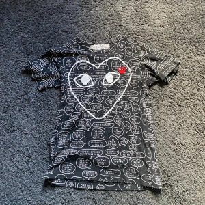 Cdg play tshirt - Fint skick