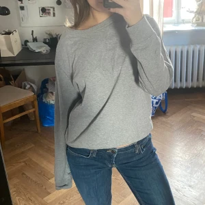 Grå sweatshirt💖🔥 - Den perfekta grå sweatshirten, passsar till allt och ett mäste i garderoben!!❤️ som ny!