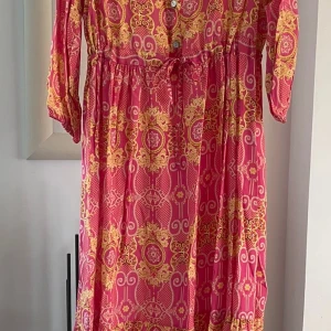 Klänning S/M - Ny med prislappen kvar  Viscose  Från Danska Cream 