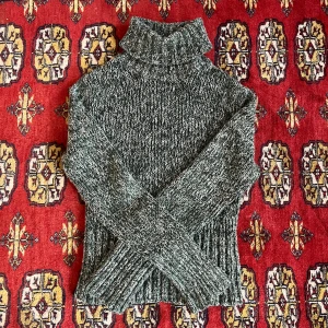 Stickad polotröja - Jättefin stickad grön polotröja från hennes! Har två små hål på baksidan av tröjan (se bild 3) men detta är inget jag tycker man ser så tydligt när man har på sig tröjan!