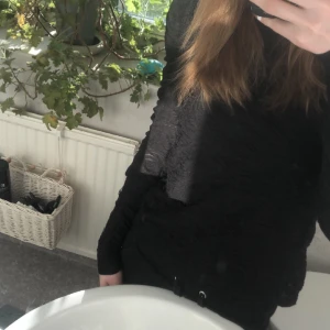 Svart tröja ifrån Vero Moda💓 - Har använts ett par gånger men den är i fint skick och den är inte trasig eller något. Men säljer den nu eftersom jag aldrig använder den längre. Den är lite genomskinlig men mest i armarna annars ser man inte igenom.💓