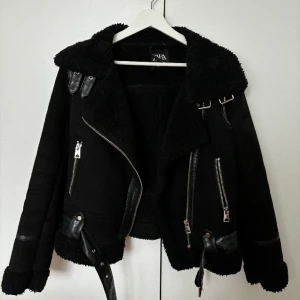 Jacka från Zara - Säljer min superfina jacka från Zara som är i mycket bra skick. Säljer då den ej kommer till användning mer. Storlek XS men skulle säga att den även passar en S. Nypris: 899 kr 