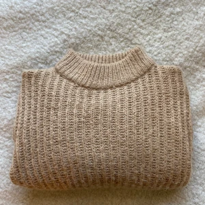 Beige stickad tröja  - Beige stickad tröja från NA-KD i storlek S som jag egentligen tycker om meeen passar inte i beige så de e bara att inse att nån annan är snyggare i den 😃🌟🙏🏼Skriv vid intresse/frågor! 