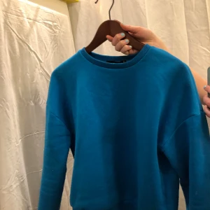 Blå kofta - En kofta med en härlig färg💕 Lite liten för mig