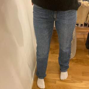 Blåa, raka, högmidjade jeans från BikBok. Jeansen är i strl W28/L32 och är i ett bra skick! Skriv för fler bilder eller frågor! Nypris:600kr🩷🩷