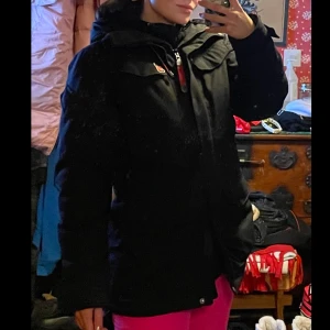 Fjällräven jacka  - Fjällräven nuuk parka. Äldre modell men hel och ren samt varm jacka. Storlek XXS men passar XS. Går nedanför rumpan precis, den var dyr som ny, en kvalitets jacka! Tyvärr är pälsen som var fejk borta sedan länge 