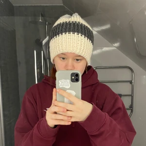 Virkad mössa  - Hemmagjord virkad ribbad mössa, varm och tjock. 