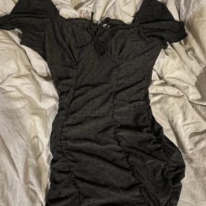 Svart kort off-shoulder klänning - Knappt använd alls, har bara inte varit i min smak❤️ inga skador eller något.