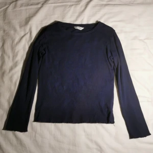 Mörkblå tröja!  - Tajt mörkblå ribbad tröja från cubus, i använt men gott skick. Den är i storlek 146/152 men passar även någon med xxs-xs. Skriv för mer info💓