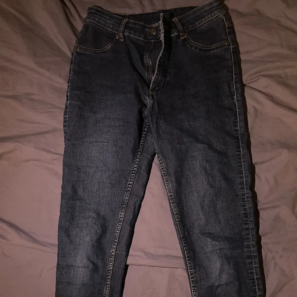Skinnyjeans från cheap monday, storlek 26/27 men är stretchiga. Köparen står för frakt . Jeans & Byxor.